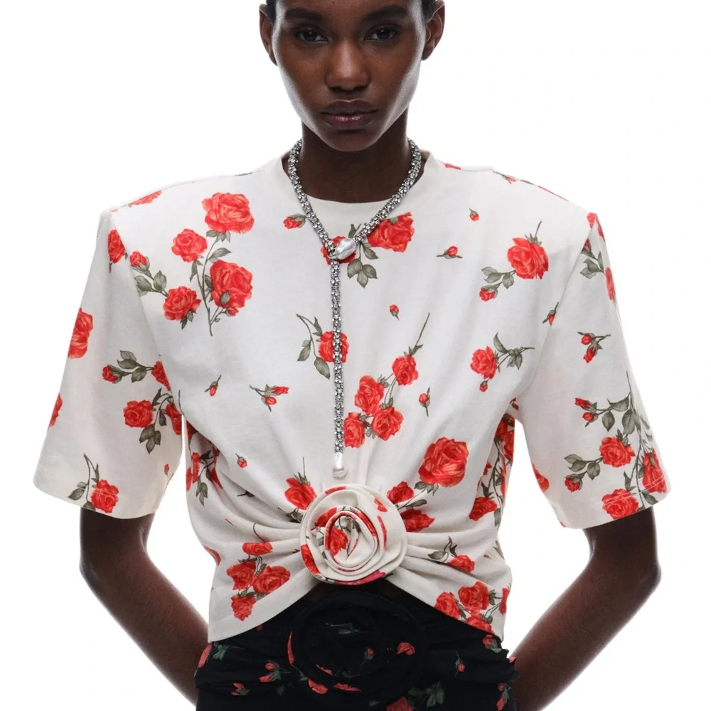 MAGDA BUTRYM H&M
PATTERNED T-SHIRT WITH ROSE APPLIQUÉ - Picture 2 of 5